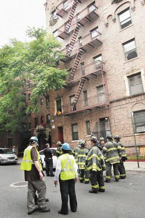 Residents flee crumbling building