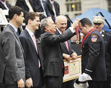 Lt. receives top FDNY honor for saving 5 in VN