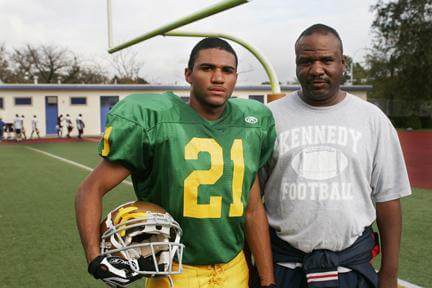 Holy Cross receiver follows in father’s footsteps