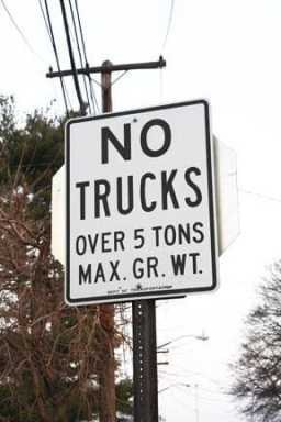 CB 10 to DOT: Make Ferry Pt. streets one way