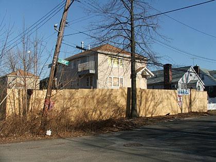 DOB, HPD re-fence Glennon eyesore