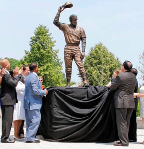 Life-size statue of Roberto Clemente unveiled