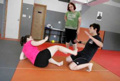 Pelham Bay women prepare to defend themselves|Pelham Bay women prepare to defend themselves