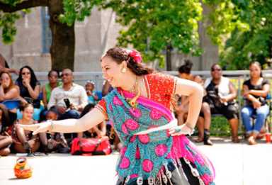 ‘Square’ dancers entertain shoppers|‘Square’ dancers entertain shoppers