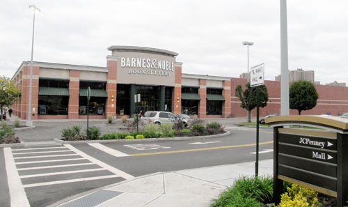 Borough President Diaz seals deal to keep Barnes & Noble at Bay Plaza after it was slated to close