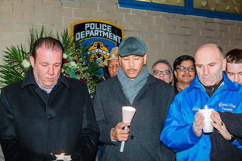 Vigil at 49th Precinct honors slain officers|Vigil at 49th Precinct honors slain officers