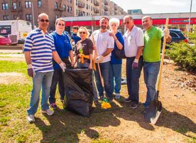 Gjonaj hosts Pelham Parkway cleanup|Gjonaj hosts Pelham Parkway cleanup