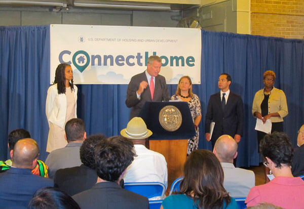 Mayor de Blasio initiative to bring free Broadband Wi-fi to Mott Haven Houses|Mayor de Blasio initiative to bring free Broadband Wi-fi to Mott Haven Houses