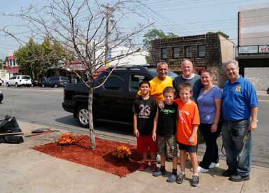 TN Merchants tackle tree beds on Tremont