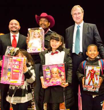 Event ‘Santa is Coming to the Bronx’ gives toys to 1,000