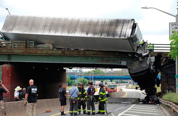 Truck Overturns On Cross Bronx Expressway|Truck Overturns On Cross Bronx Expressway