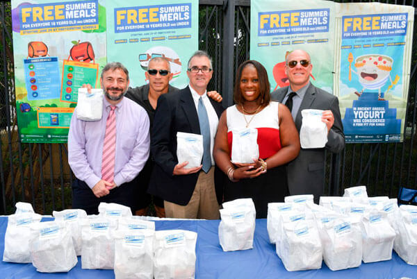 Yankees’ Joe Girardi Pitches In To Fight Hunger