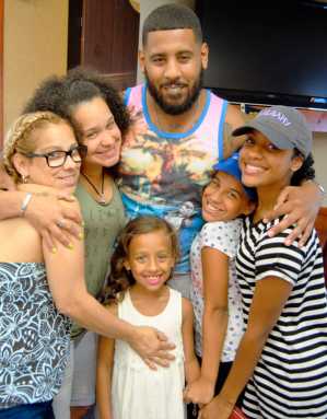 Ice House Cafe Serves Up ‘Free Hugs’|Ice House Cafe Serves Up ‘Free Hugs’