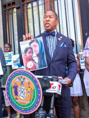 King hosts missing children press conference|King hosts missing children press conference