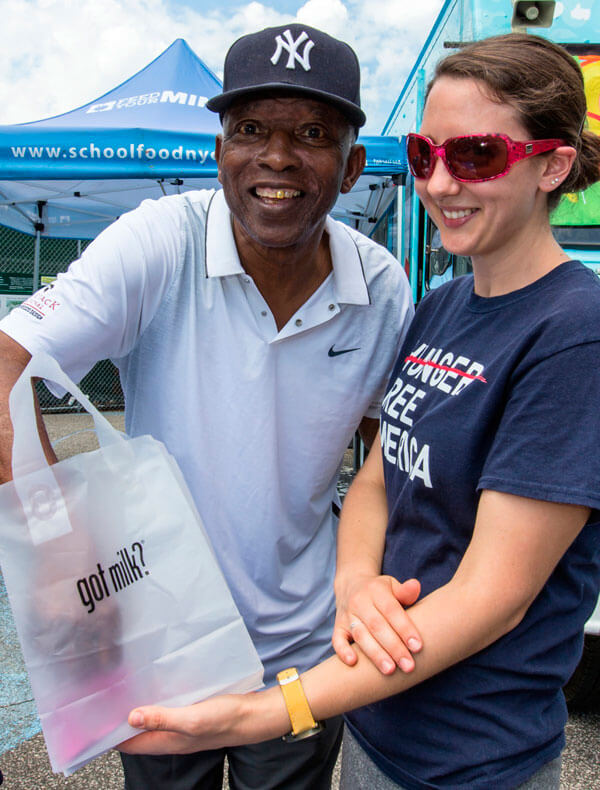 Former Yankee Mickey Rivers Pitches In To Fight Hunger|Former Yankee Mickey Rivers Pitches In To Fight Hunger