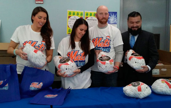 Pantry and NY Mets distribute turkeys, BB tickets