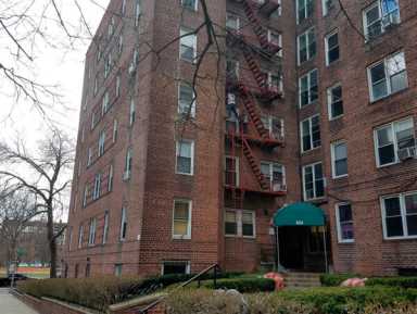 Police seek suspect in Cruger Ave. senior assualt|Police seek suspect in Cruger Ave. senior assualt