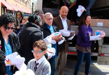 BP Diaz Delivers Easter Hams