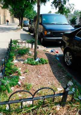 Heaps of trash plague 180th Street train station|Heaps of trash plague 180th Street train station
