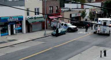 Bank robber causes panic/Uses bomb scare diversion to hit 2nd bank|Bank robber causes panic/Uses bomb scare diversion to hit 2nd bank