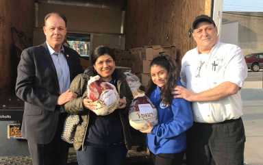 Gjonaj Distributes Thanksgiving Turkeys