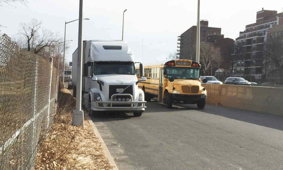 NYPD tickets Bruckner Blvd.’s illegally parked 18-wheelers|NYPD tickets Bruckner Blvd.’s illegally parked 18-wheelers