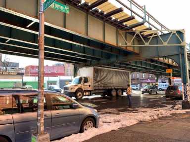 Unsuspecting truckers get Jerome Avenue wedgie|Unsuspecting truckers get Jerome Avenue wedgie