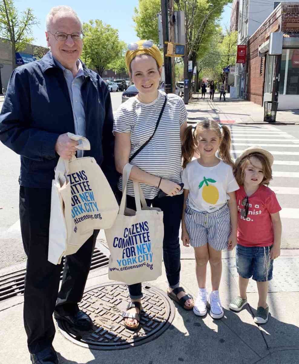 Dinowitz, Citizens Committee Distribute Free Tote Bags