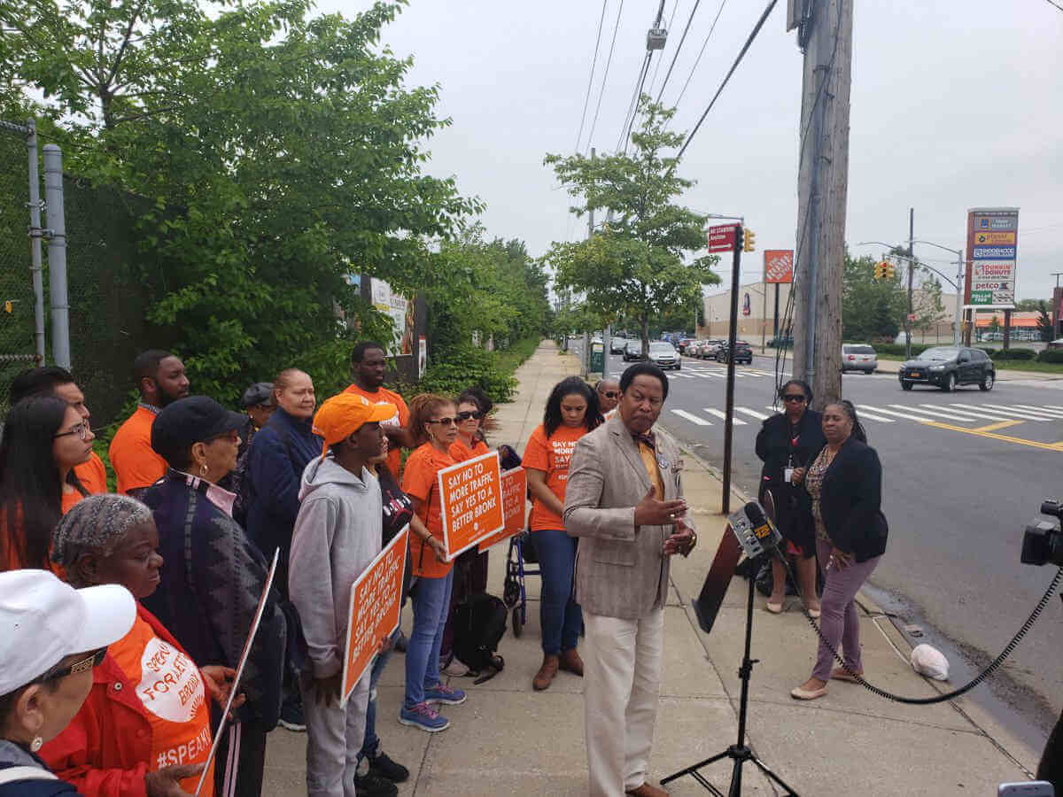 Councilman King protests vacant Gun Hill Road golf range