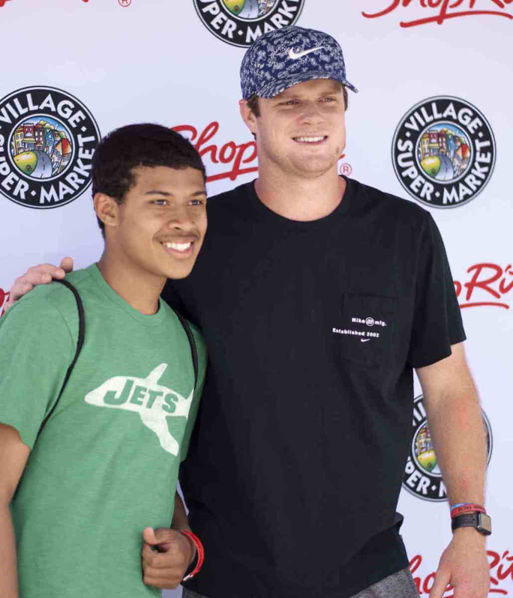 Sam Darnold Takes Selfies With ShopRite Customers