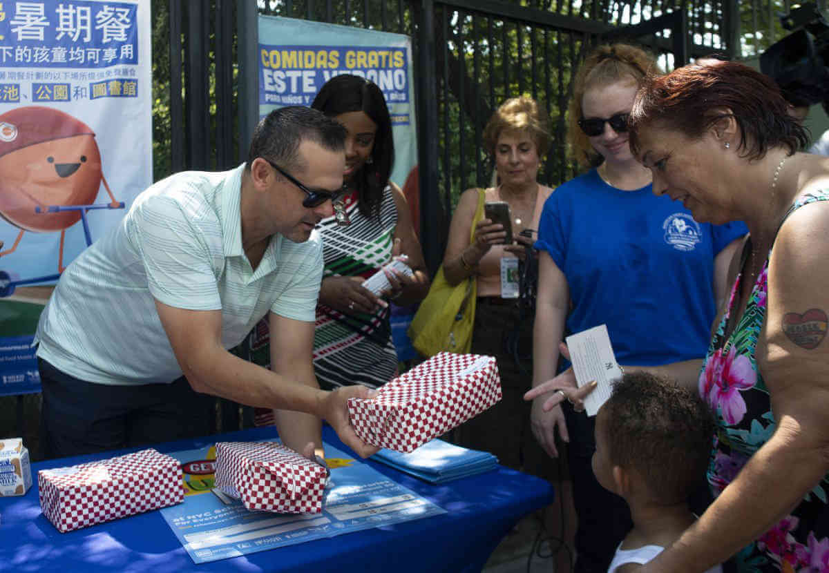 Aaron Boone gives out free meals, Yankees tickets to Bronx kids|Aaron Boone gives out free meals, Yankees tickets to Bronx kids