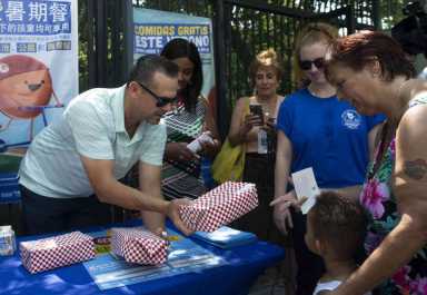 Aaron Boone gives out free meals, Yankees tickets to Bronx kids|Aaron Boone gives out free meals, Yankees tickets to Bronx kids