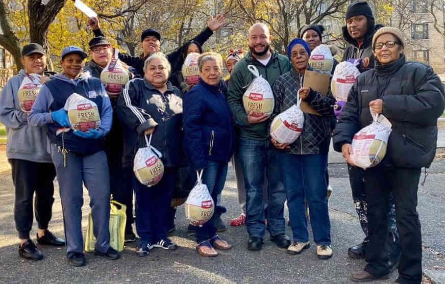Councilman Salamanca distributes turkeys to Honeywell and Michelangelo residents