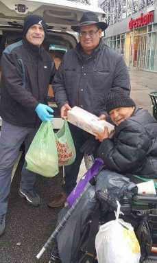 Vols Distribute Bread For The Holidays|Vols Distribute Bread For The Holidays