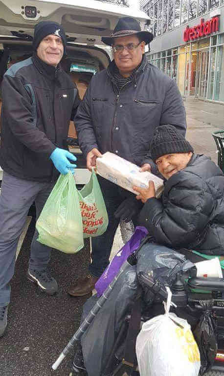 Vols Distribute Bread For The Holidays|Vols Distribute Bread For The Holidays
