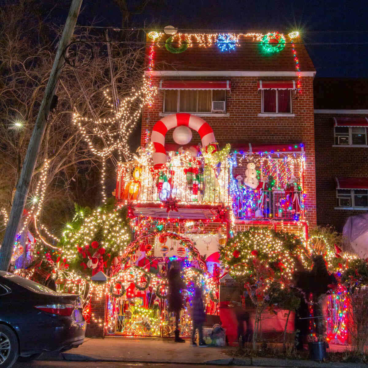 Throggs Neck residents continue holiday tradition by decorating Swinton Avenue home|Throggs Neck residents continue holiday tradition by decorating Swinton Avenue home