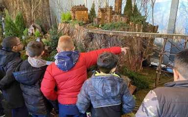 Students received free trip to BG after winning tree decorating contest|Students received free trip to BG after winning tree decorating contest