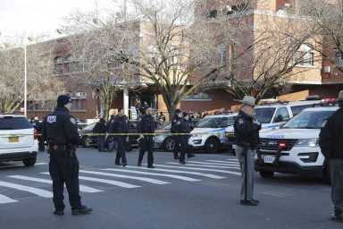 Suspect shoots police officer in van, lieutenant inside 41st Pct.|Suspect shoots police officer in van, lieutenant inside 41st Pct.|Suspect shoots police officer in van, lieutenant inside 41st Pct.