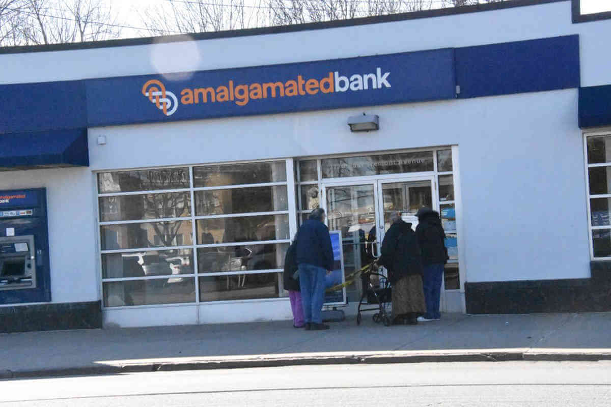 Amalgamated Bank on East Tremont Avenue robbed at gunpoint