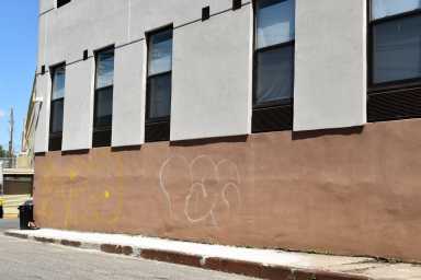 Hotel might be homeless shelter. no name no sign at all MQD_4064