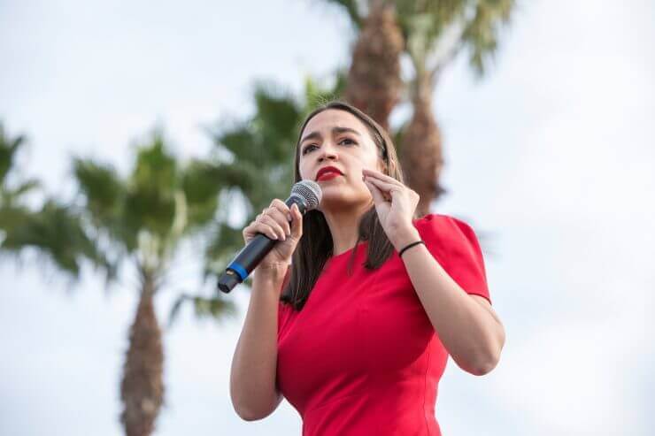 2020-04-15T151637Z_1_LYNXNPEG3E1L7_RTROPTP_4_USA-ELECTION-SANDERS-1-740×493-1