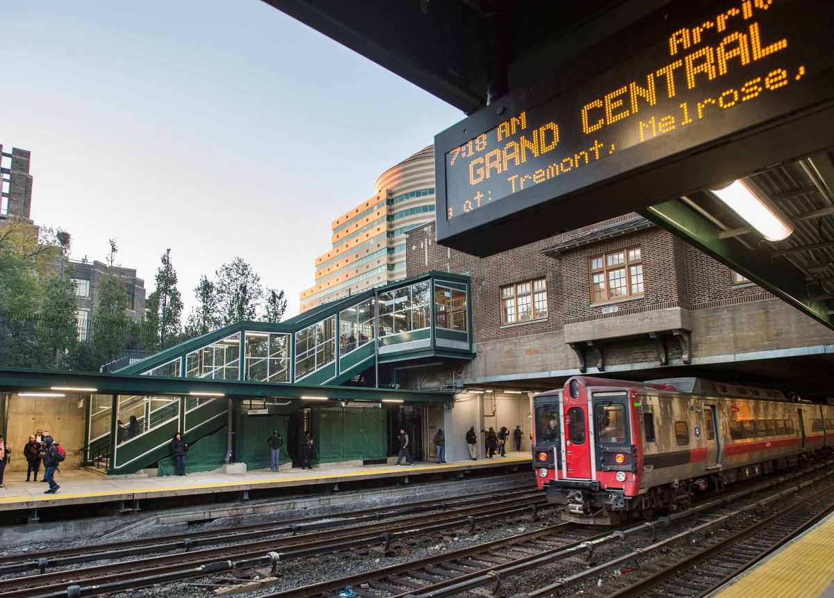 M8_at_Fordham_station_after_reconstruction,_October_2016