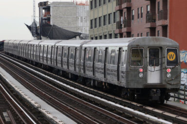 MTA_NYC_Subway_W_train_leaving_39th_Ave-1200×800