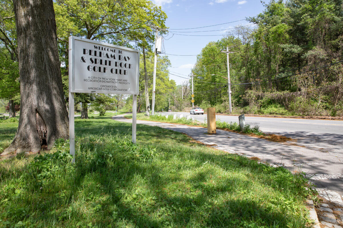 sign for golf course next to Shore Road