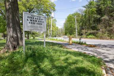 sign for golf course next to Shore Road