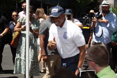 Mayor Eric Adams gives a thumbs up. Photo Jewel Webber