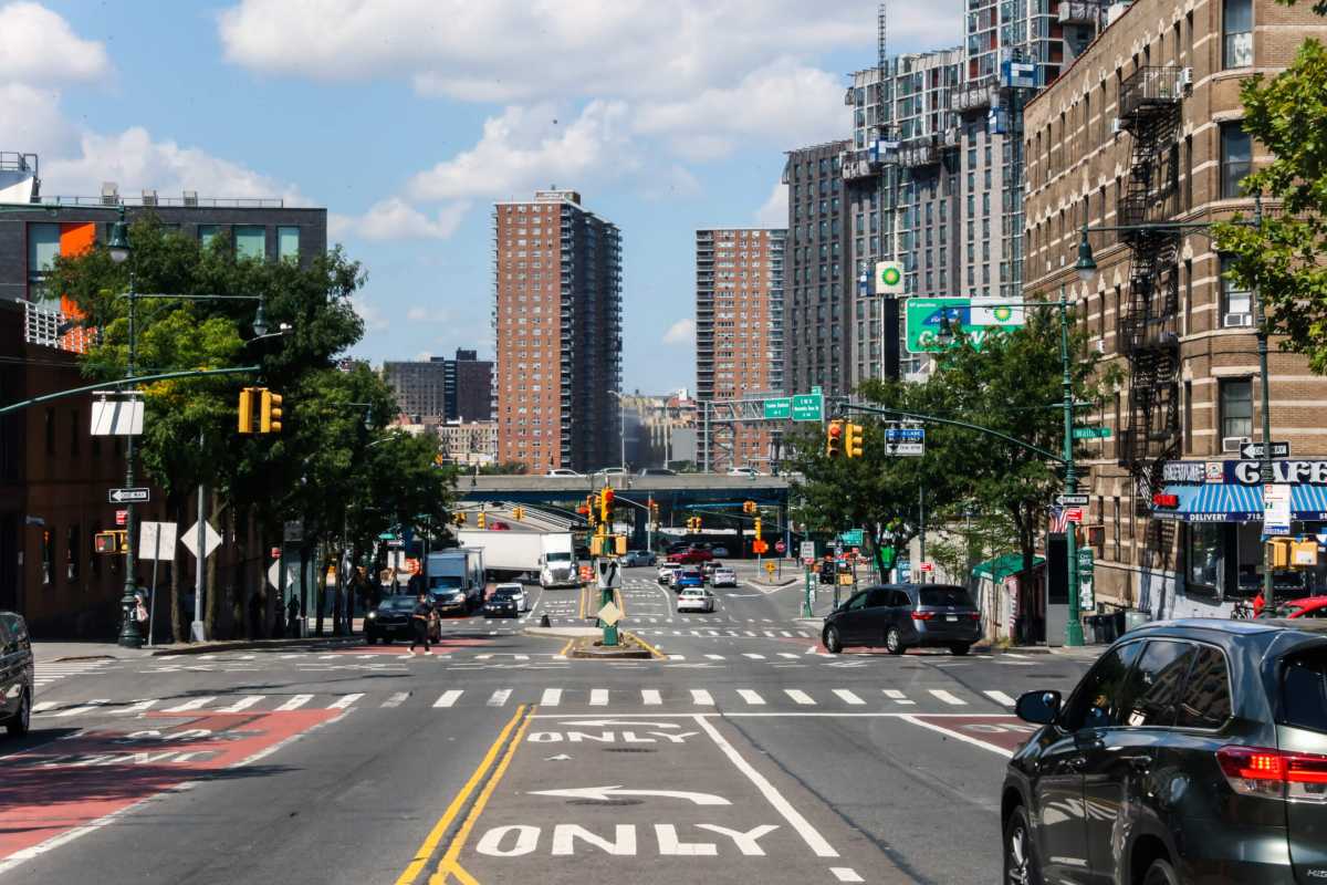 The Madison Avenue Bridge connects Manhattan with the South Bronx.