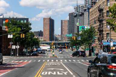 The Madison Avenue Bridge connects Manhattan with the South Bronx.