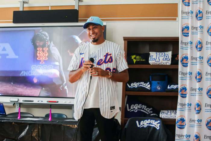 Edwin Díaz de los Mets visita a los estudiantes de la Academia Preparatoria Longwood el 15 de septiembre.