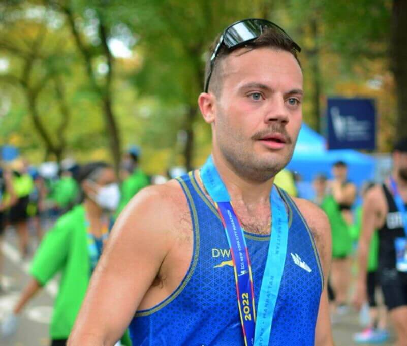 Daniel Masterson crosses the finish line with a time of 2:39:49 and a pace per mile at 6:06, placing 99 out of 47,746 participants.